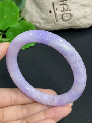 F46563976 翡翠圆条手镯  货品总重约51.7g  圈口56