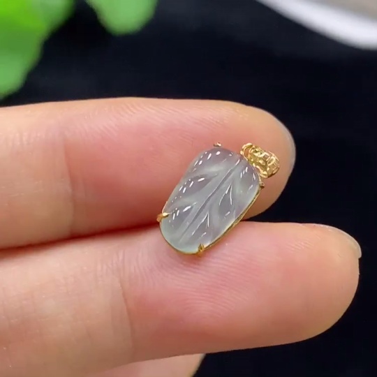 F33834795 Jadeite Leaf Inlaid Pendant 18K Total Weight Approx. 0.48g