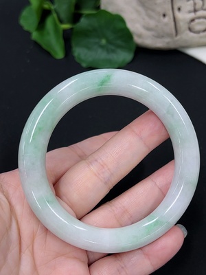 F46545746 翡翠圆条手镯 货品总重约56.5g 蜡多 54.3圈口