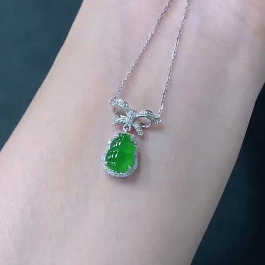 F20265638 Jadeite Gourd Pendant with 18K Gold Setting, Total Weight Approximately 2.4g