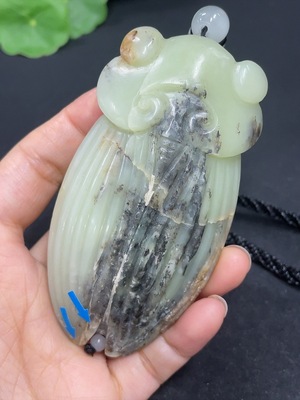 H42954696 和田玉手把件  一鸣惊人  皮色成因未定 修补   货品总重约（含绳）142.9g