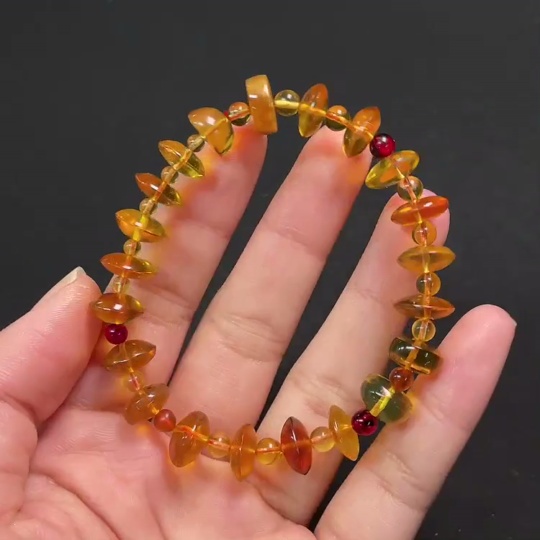 C26983515 Amber and Beeswax Bracelet, Total Weight Approx. 8.26g, Size 4.9-10.9mm