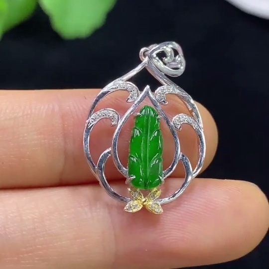F35135460 Jadeite leaf pendant with 18k gold and diamond accents, total weight approximately 1.37g