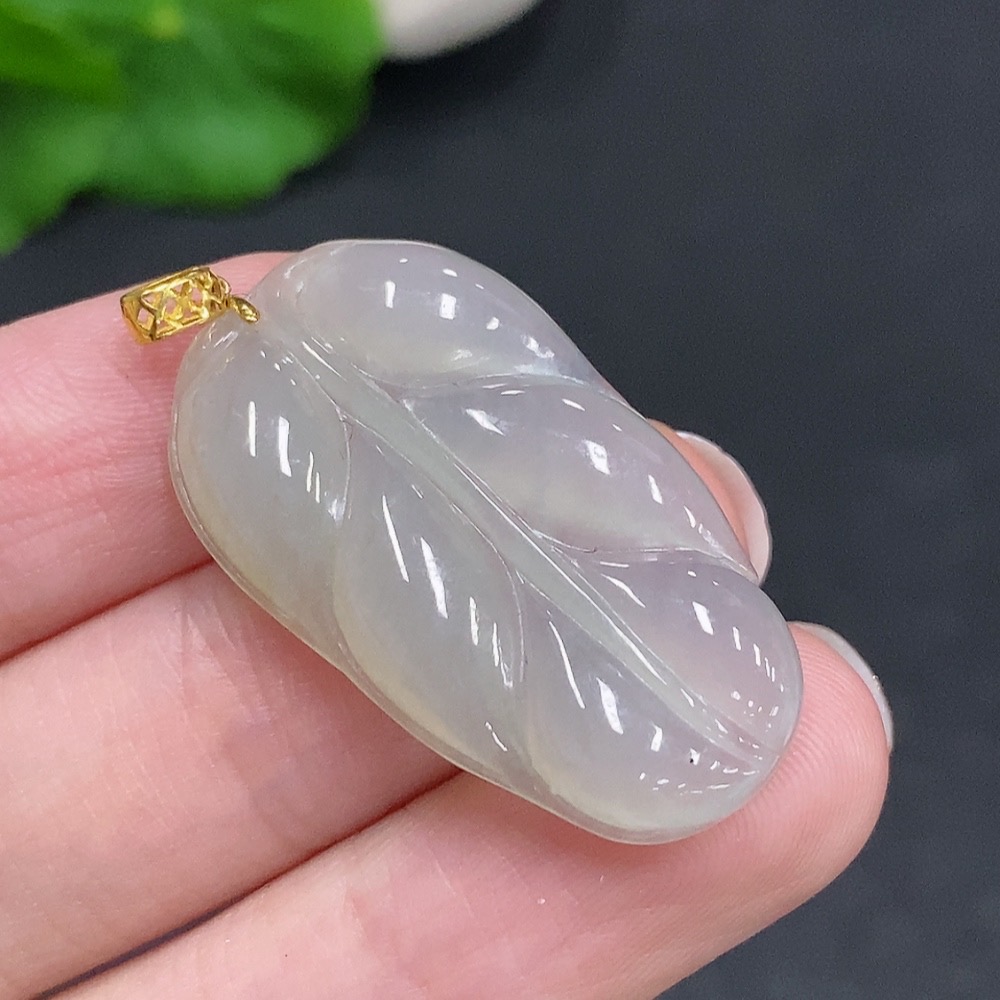 F34968299 Jadeite Leaf Pendant with 18K Gold Clasp, Total Weight Approximately 4.6 Grams