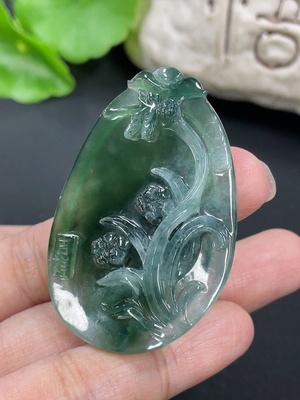 F42952499 翡翠挂件 货品总重约13.36g