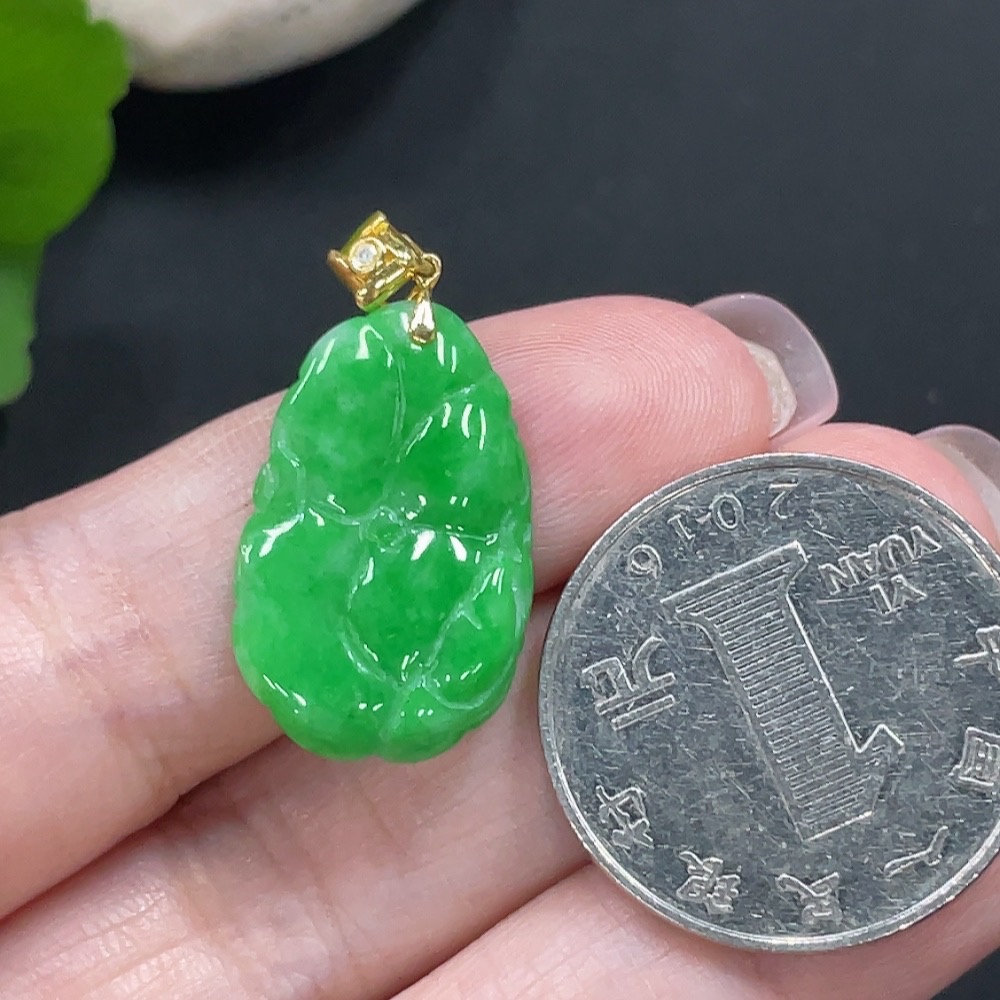 F20305246 Jadeite Lotus Leaf Pendant with 18K Gold Clasp, Total Weight 2.254g