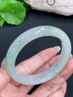 F42969985 翡翠正圈手镯 货品总重约48.8g  圈口54.9