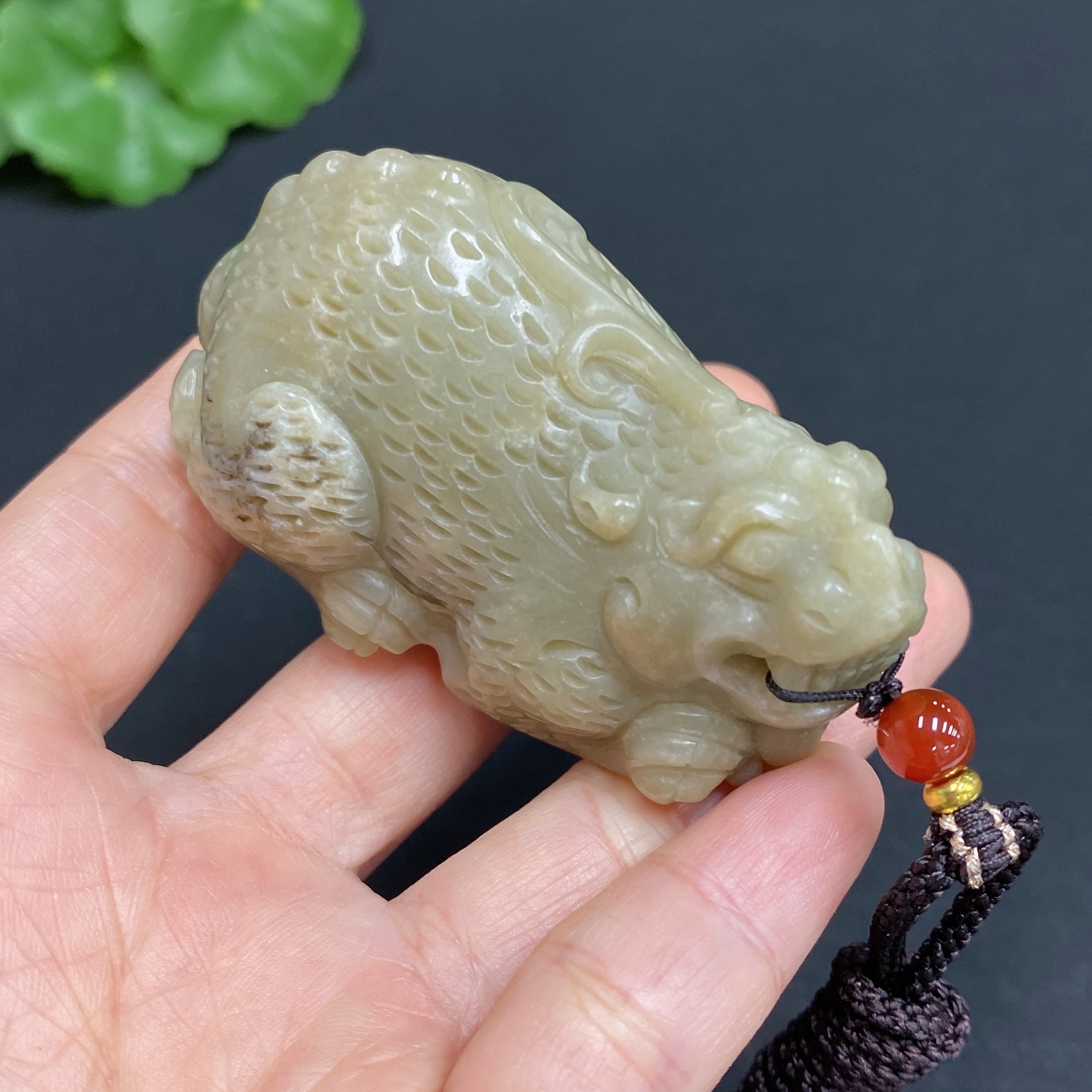 H28281557 Hetian Jade Pendant: Auspicious Beast