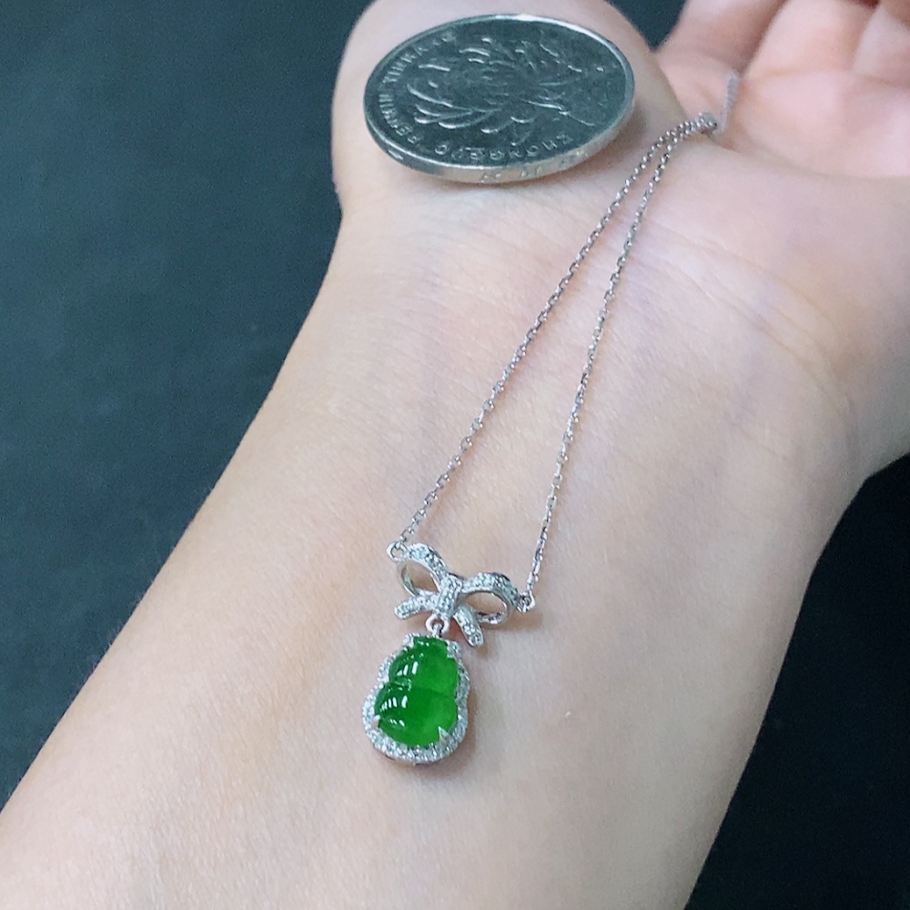 F20265638 Jadeite Gourd Pendant with 18K Gold Setting, Total Weight Approximately 2.4g