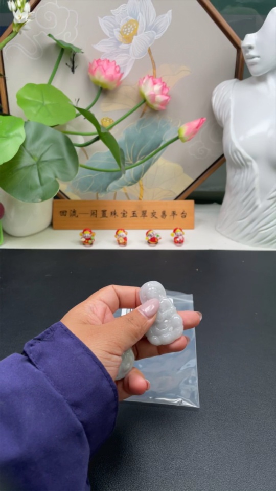 F28231074 A batch of jadeite pendants sold together