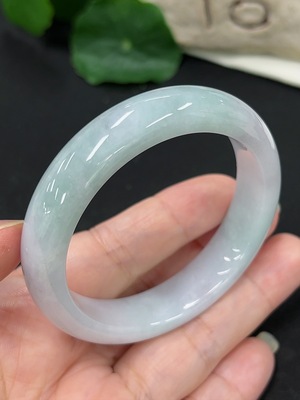 F42958420 翡翠正圈手镯 圈口50.5 货品总重约46.16g