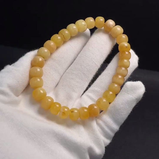C28276304 Amber Honey Beeswax Bracelet, approx. 8.9mm, total weight approx. 12.31g