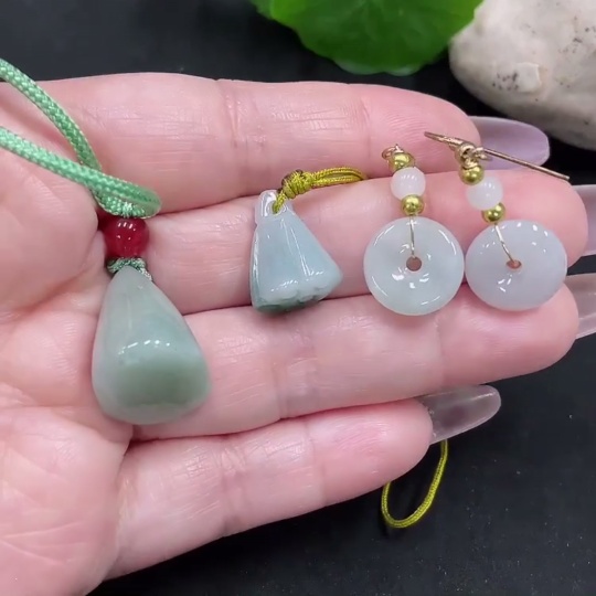 F35128019 Jadeite Pendant + Earrings Sell as a Lot (Non-Gold Inlaid) (Beads Non-A)