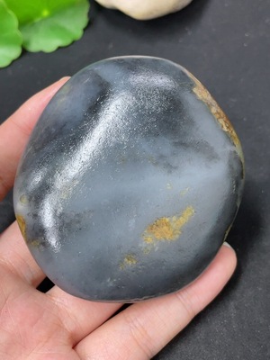 H46574448 和田玉 皮色成因未定 含其他矿物成分  货品总重约192.5g
