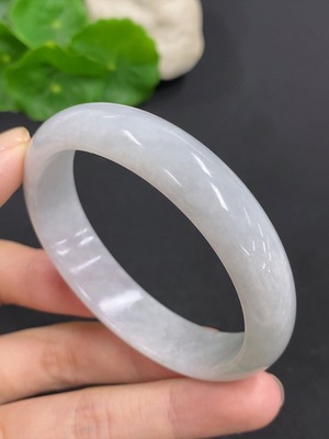 F39600481 翡翠贵妃手镯 货品总重量约45.3克 圈口55/50