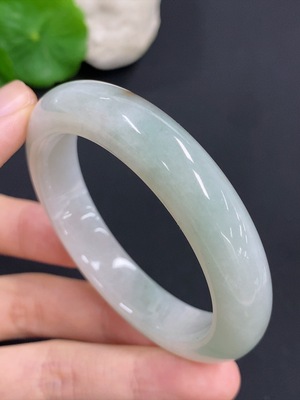 F45341243 翡翠正圈手镯 货品总重量约49.4克 圈口51 修补 含其他矿物质
