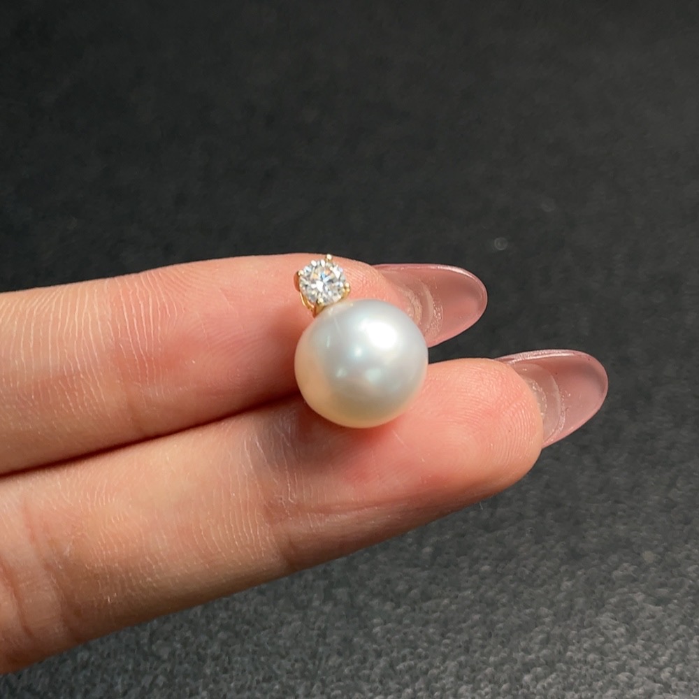 C28303300 Seawater Pearl Pendant in 18K Gold, Approx. 10.9mm, Total Weight About 1.95g