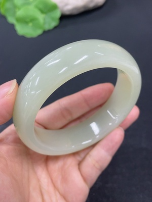 H42954379 和田玉正圈手镯    圈口61    货品总重约85.9g