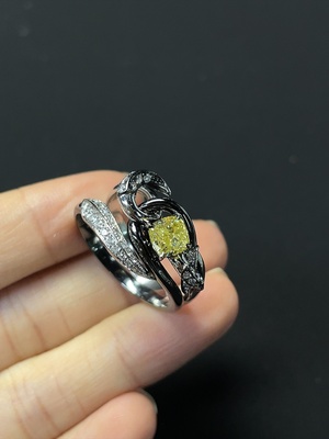 M46535251 钻石戒指 18k金 底部衬色  颜色成因未定 货品总重约8.8g 圈口21