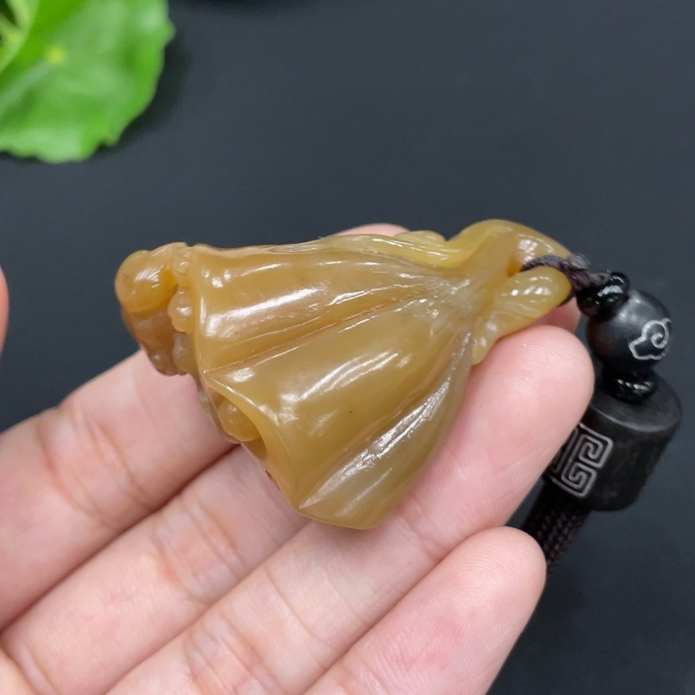 H29389370 Hetian Jade Pendant Lotus Seedpod