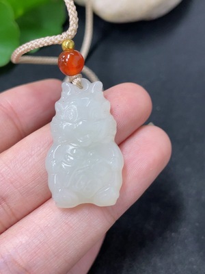 H46575672 和田玉挂件  瑞兽 非金  货品总重约（含绳）6.7g