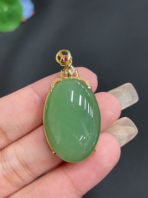 H23608744 Hetian Jade Cabochon Pendant with 18K Gold Setting, Total Weight Approx. 11.6g