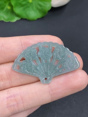 F42967134 翡翠花开富贵挂件 货品总重量约3.2克