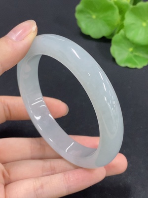 F46549335 翡翠正圈手镯  货品总重约65.6g  圈口60.5