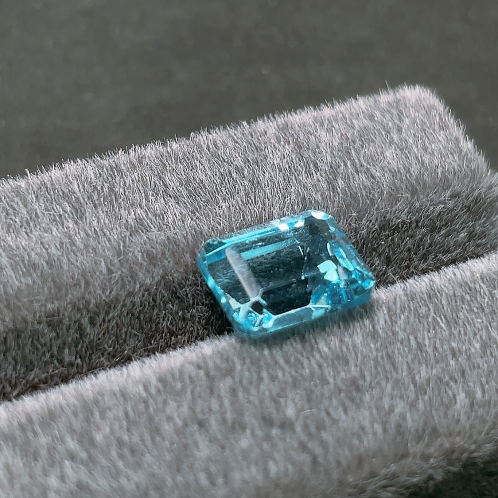 C32765769 Topaz Rough Stone, Color Origin Undetermined, Total Weight Approximately 6.50 Carats
