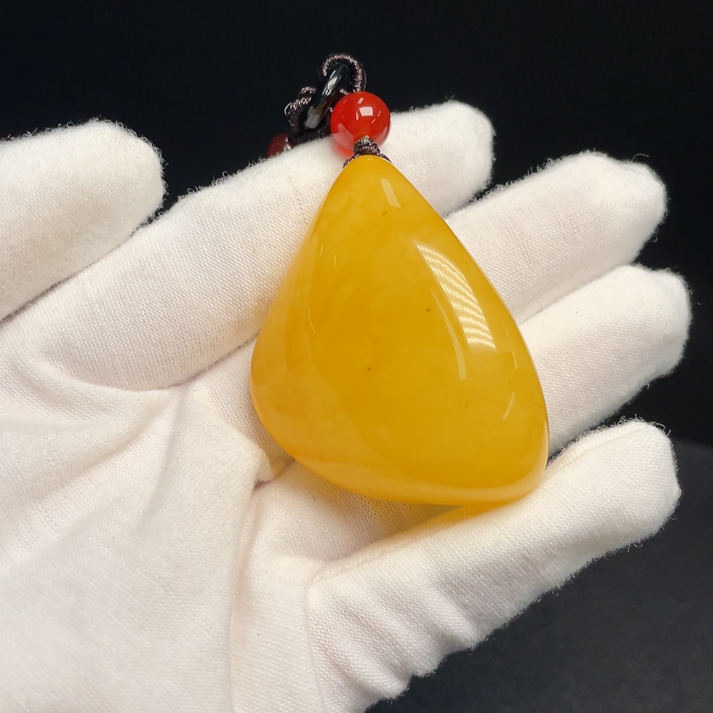 C34040054 Amber Beeswax Pendant with Non-Natural Accent Stones, Total Weight Approx. 25.52g Including Rope