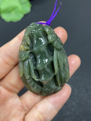 H42961002 和田玉挂件   竹节 皮色成因未定  货品总重约36.7g
