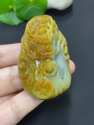 F46552351 翡翠龙腾天下挂件 货品总重量约59.2克 颜色成因未定