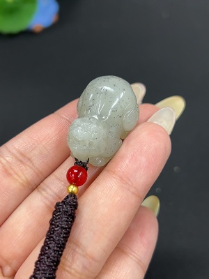H42984988 和田玉挂件    瑞兽    货品总重约（含绳）15.7g       配珠非和田玉