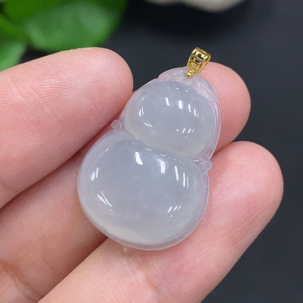 F34023635 Jadeite Gourd Pendant with 18K Gold Clasp, Total Weight Approximately 4.1g