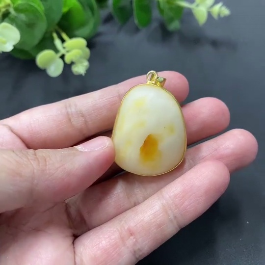 H05108685 Hetian Jade Pendant Total Weight 20g (Non-Gold Inlaid) (Color Origin Undetermined)