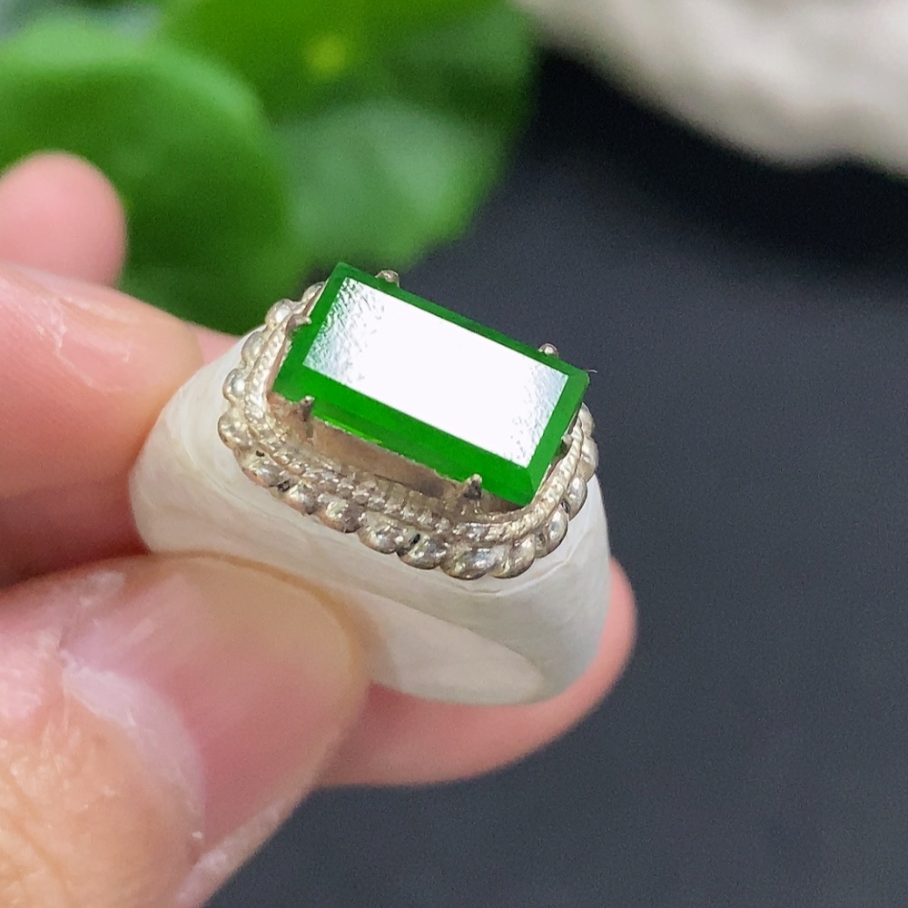 F34050677 Jadeite cabochon, non-gold setting, total weight approximately 8.3 grams
