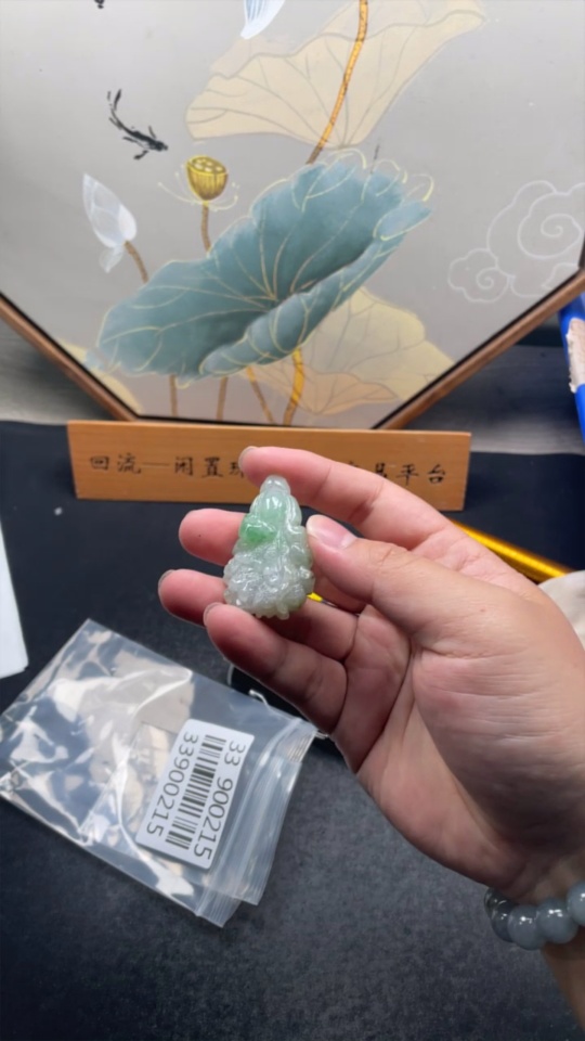 F33900215 Jadeite cabbage pendant with a total weight of approximately 27.5 grams
