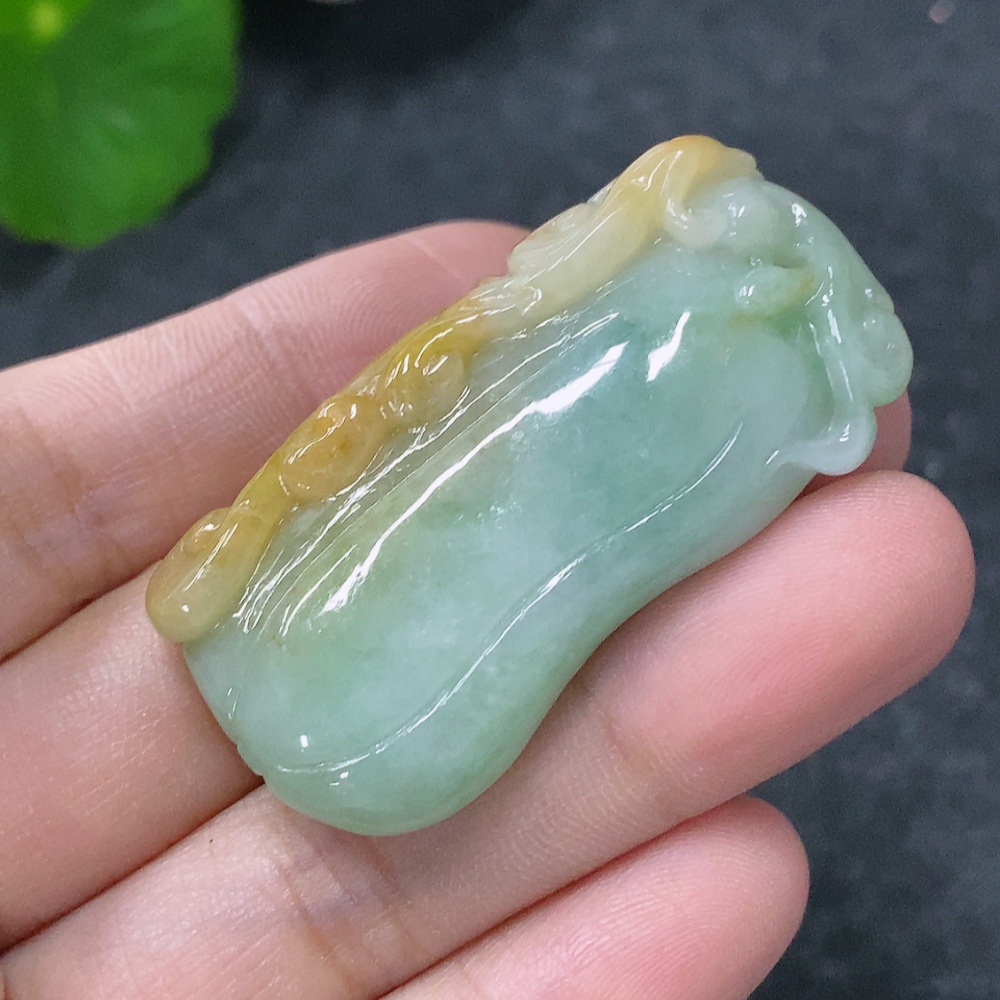 F32792067 Jadeite Fu Gua pendant, total weight approximately 16.1g (color origin undetermined)