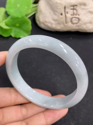 F46616231 翡翠正圈手镯  货品总重约53.3g  圈口60.4