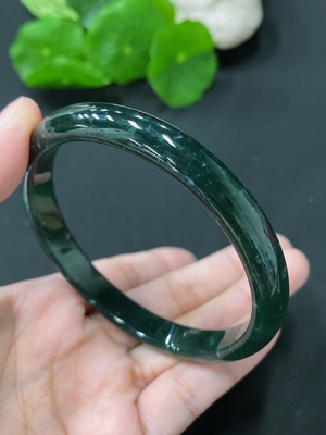 F24741500 翡翠正圈手镯 圈口59.5mm 总约重30.73g