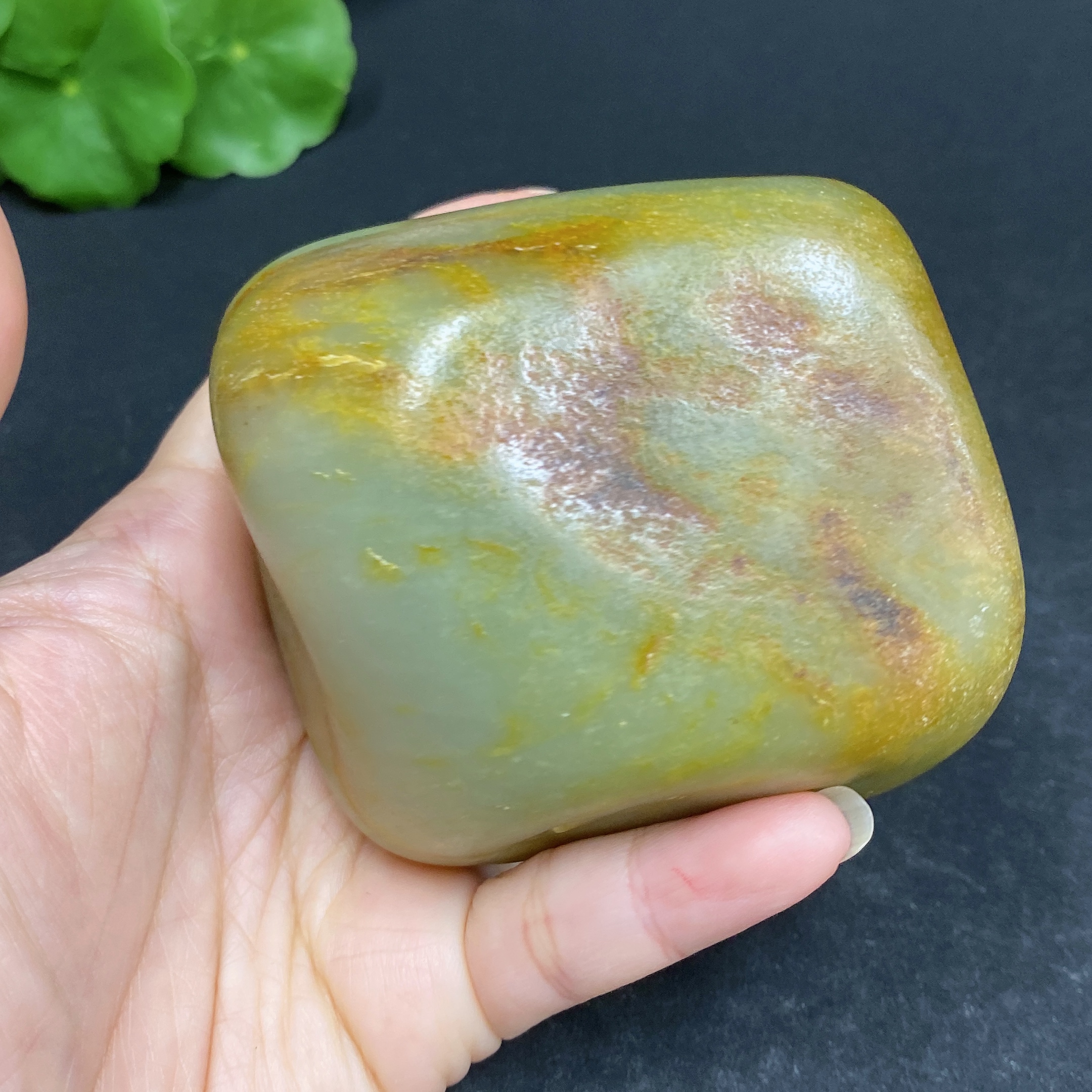 H33902743 Hetian Jade, undetermined origin of skin color, contains other mineral components, total weight approximately 497.7g