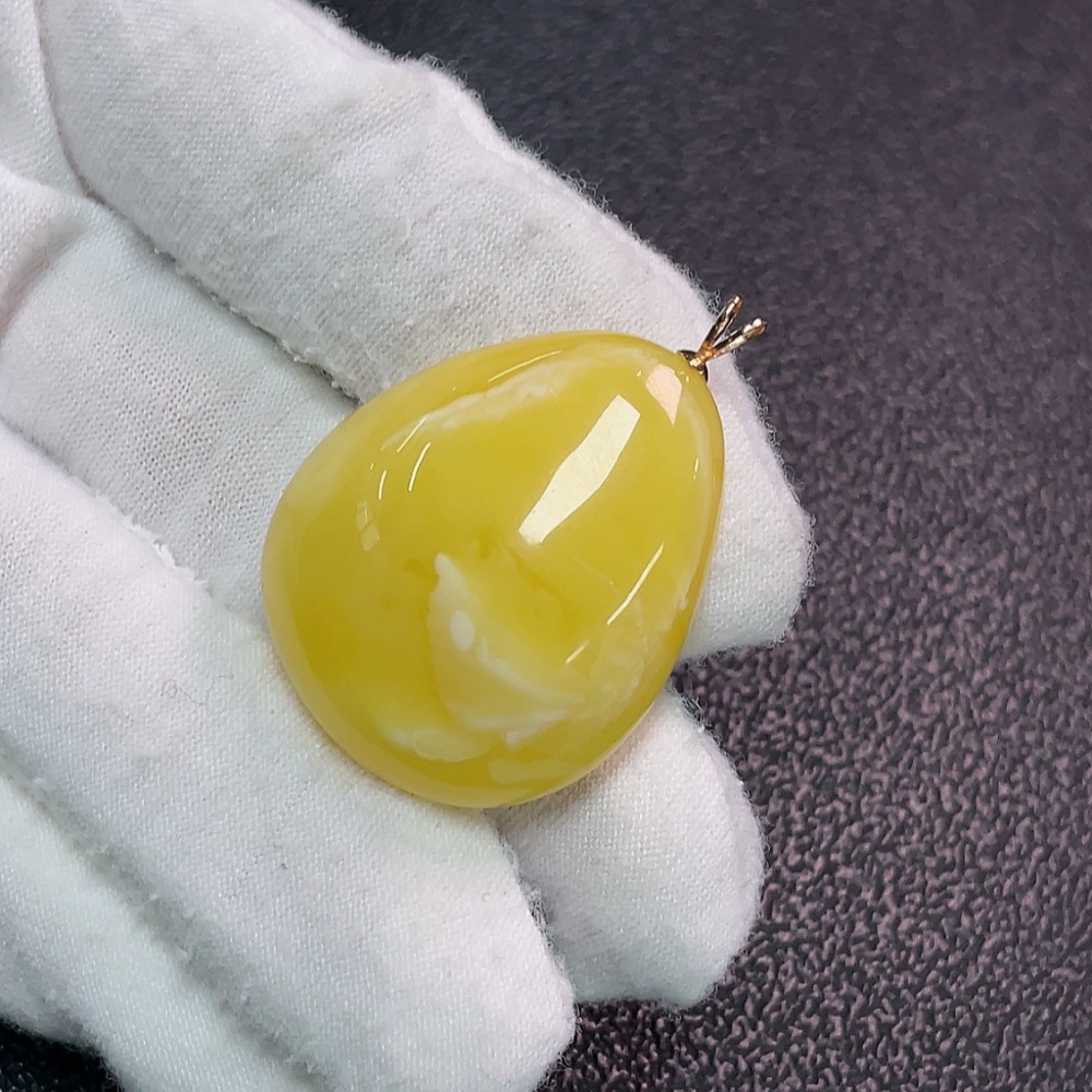 C34990707 Amber Beeswax Pendant 18K Gold Total Weight Approx. 5.89g