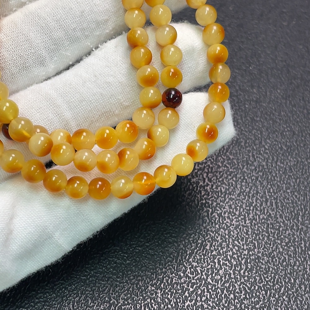 C33891810 Amber Beeswax Bead Strand with Partial Visible Repairs, Total Weight Approximately 12g, Size About 5.3mm
