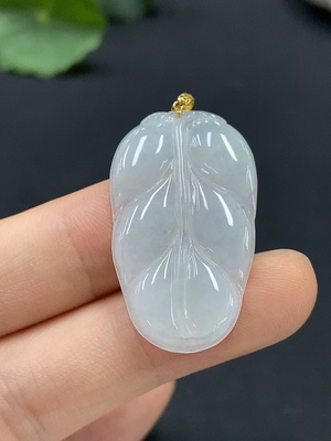 F16744768 Jadeite Leaf Pendant (18k Gold Clasp)