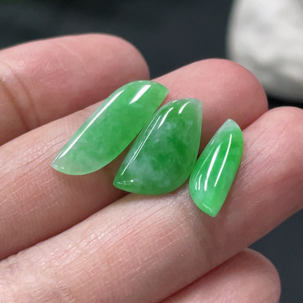 F33837380 Emerald Cabochon