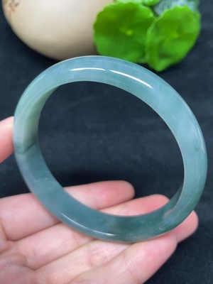 F45335221 翡翠正圈手镯 总重约46.07g 圈口59.4