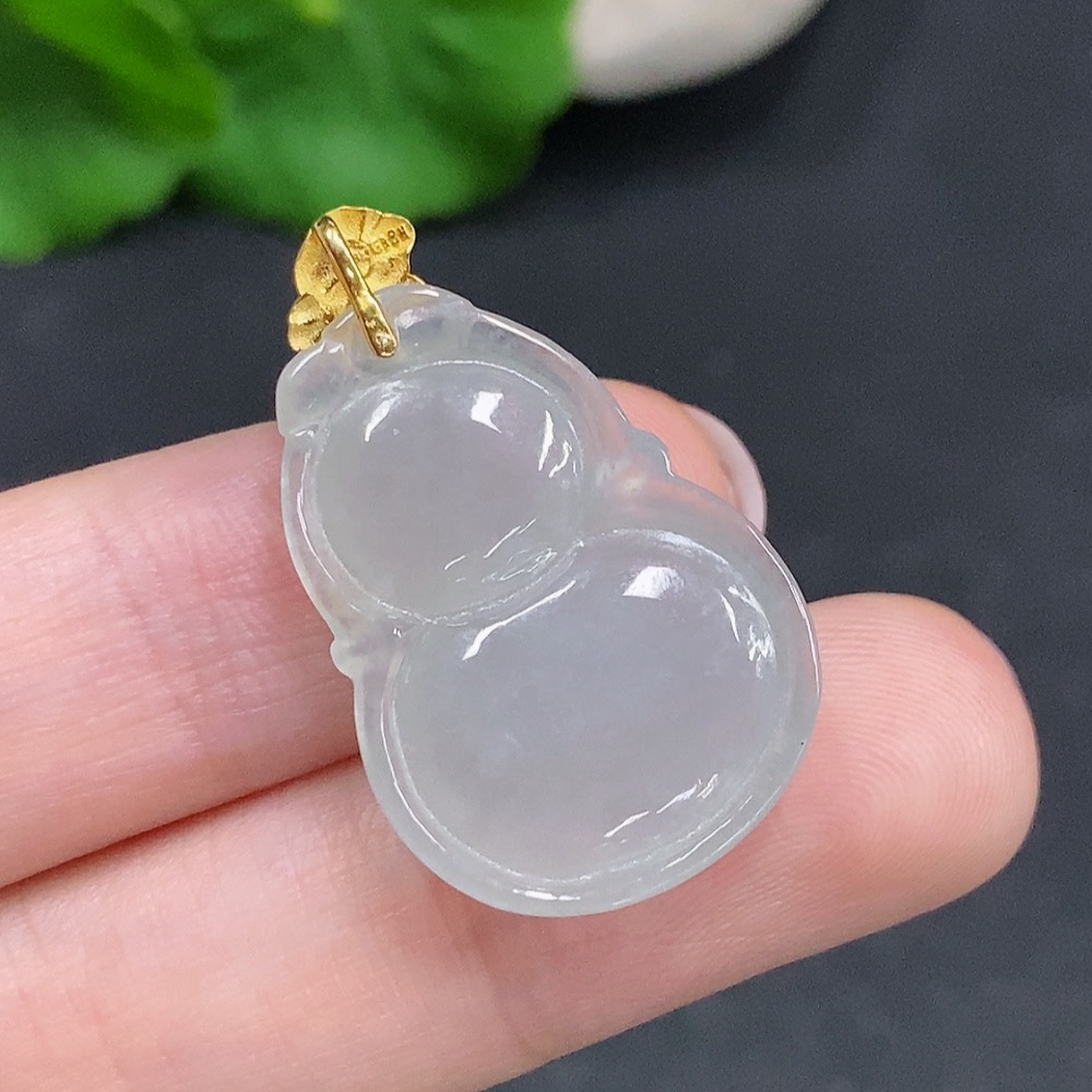 F34961550 Jadeite Gourd Pendant with 18K Gold Clasp, Total Weight Approximately 4.2g