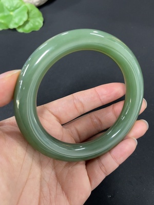 H37402349 和田玉圆条手镯   圈口60.2    货品总重约72g