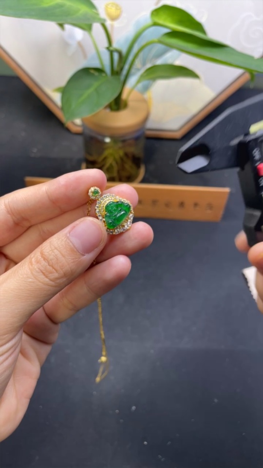 F33929309 Jadeite Buddha Pendant with Inlay Non-Gold Total Weight Approx. 4.73g (Including Chain) Beads Non-Grade A