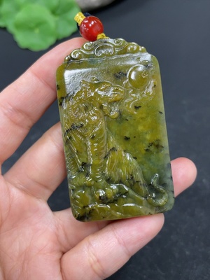 H41905234 和田玉挂件    上山虎    货品总重约（含绳） 53g    颜色成因未定    配珠非和田玉